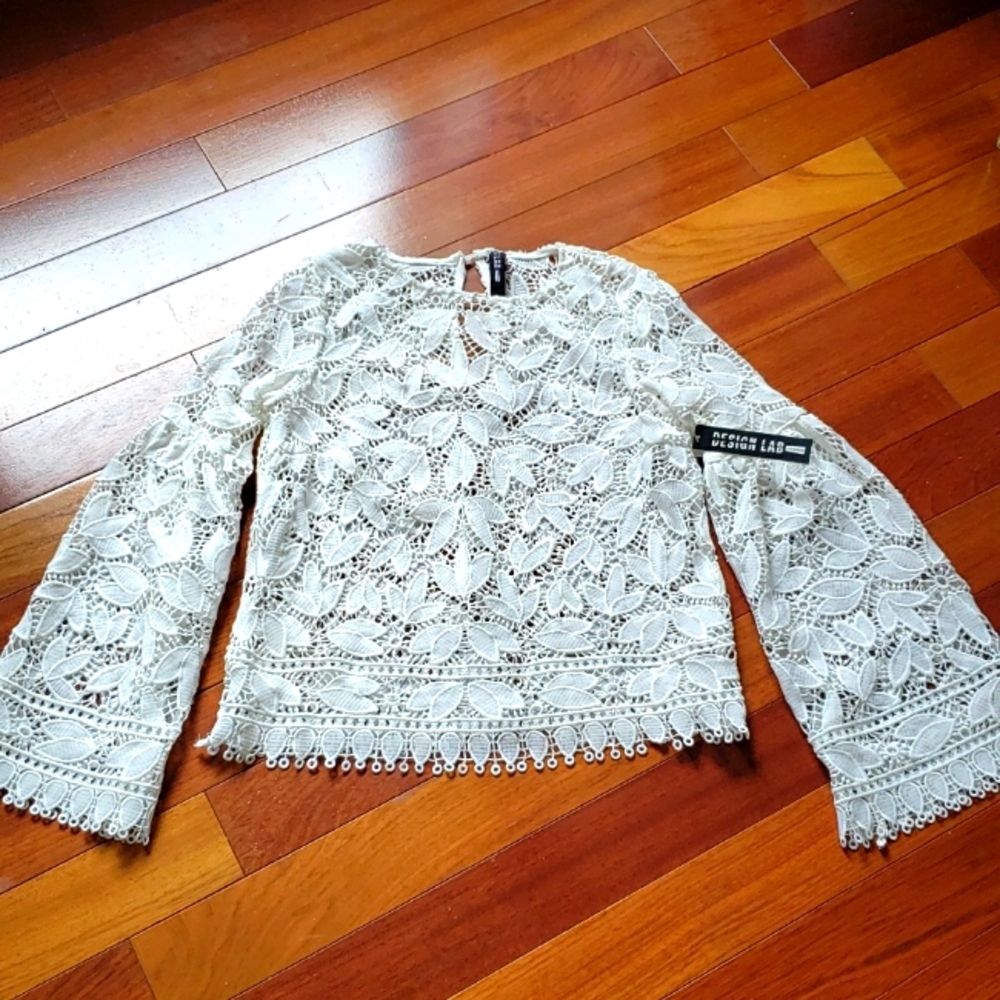 New with tag! Beautiful Detailed White Top